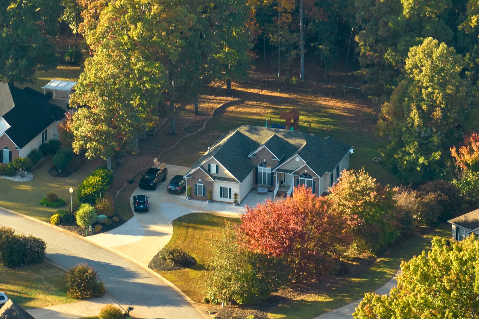 Mulch beds and shrubbery along the brick foundation of an Alexandria home